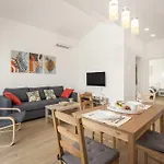 Lana Luxe Apartment